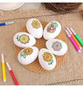 Vista detallada de huevos de Pascua DIY con diseños florales pintados a mano y rotuladores