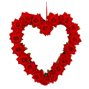 Hartvormige kunstmatige rode rozenkrans voor Valentijnsdag en decoratieve wandversiering