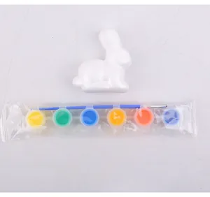Dettaglio del kit di pittura fai-da-te pasquale con coniglio in schiuma e 6 colori.