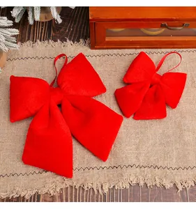 Dettaglio di grandi e piccoli fiocchi decorativi in velluto rosso per le feste di Capodanno