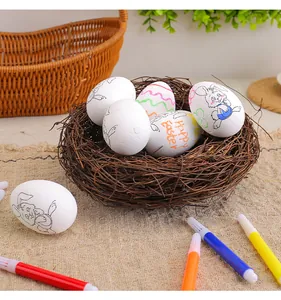 Λεπτομέρεια σετ πασχαλινών αυγών DIY με σχέδια κουνελιών και χρωματιστούς μαρκαδόρους