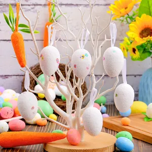 Adornos de huevos de Pascua de espuma blanca con patrones coloridos en un árbol