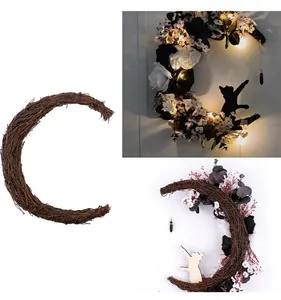 Mondsichelförmiger Kranz aus natürlichen Reben für DIY Weihnachtsgestecke und Dekoration