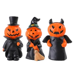 Lot de trois figurines miniatures d'Halloween en résine : sorcière, diable et gentleman.