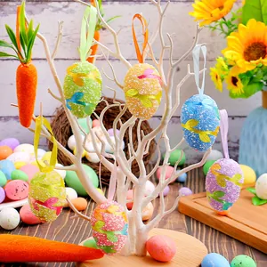 Adornos colgantes de huevos de Pascua de espuma de colores en un árbol decorativo blanco