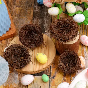Rustikale Oster-Vogelnester mit bunten gesprenkelten Eiern für DIY Gartendekoration