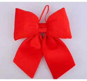Vista dettagliata di un grande fiocco festivo in velluto rosso con asola per decorazione