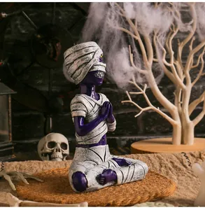 Detailweergave van een paarse mummie Halloween-figuur in een mediterende pose decor