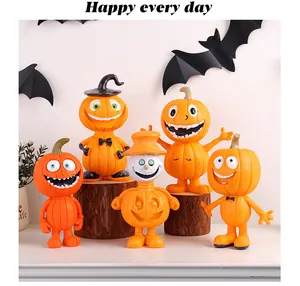 Collection de cinq figurines de citrouilles d'Halloween en résine dans un décor de fête.