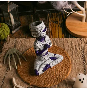 Gedetailleerde weergave van een paarse mediterende mummie van hars voor Halloween