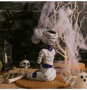 Detailweergave van een creatief paarse mummie hars ornament voor Halloween tafeldecoratie