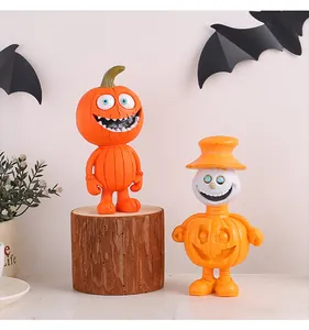 Gros plan de figurines de citrouilles d'Halloween debout en résine pour la fête