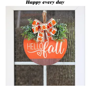 Λεπτομέρεια της ξύλινης πινακίδας πόρτας 'HELLO fall' με φιόγκο κολοκύθας