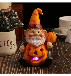 Vista dettagliata del decorativo gnomo di Halloween con corpo a zucca e luce LED viola