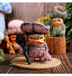 Detailansicht einer violetten Pilzmonster-Gnom-Figur mit aufwendiger Harzstruktur