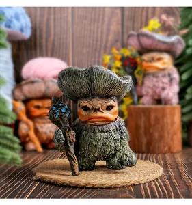 Detaillierte Nahaufnahme einer skurrilen Pilz-Gnom-Figur aus Harz mit Kristallstab