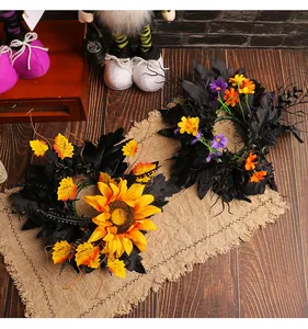 Detailansicht von Halloween-Kerzenringen mit Sonnenblumen und schwarzen Blättern.