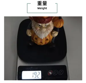 Vista dettagliata che mostra il peso di 192g della statuina dello gnomo di Halloween.