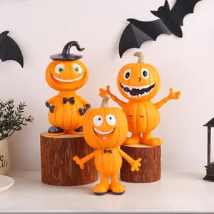 Trois figurines de citrouille d'Halloween en résine sur des souches pour décoration.