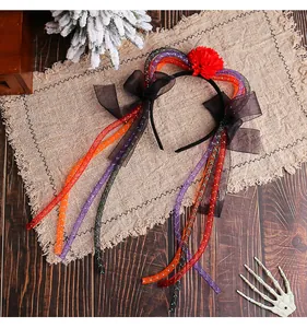 Dettaglio del cerchietto orecchie da gatto Halloween con nastri di tulle colorati e fiori