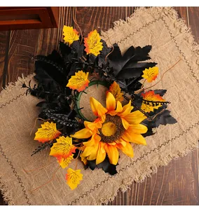 Detailansicht des Halloween-Sonnenblumen-Kerzenrings mit schwarzen Blättern und Ahorn.