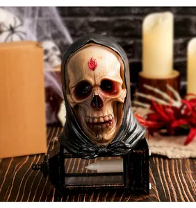 Statuetta teschio di Halloween in resina con cappuccio e lanterna a candela LED