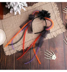Vista dettagliata del cerchietto con orecchie da gatto per Halloween e trecce in mesh