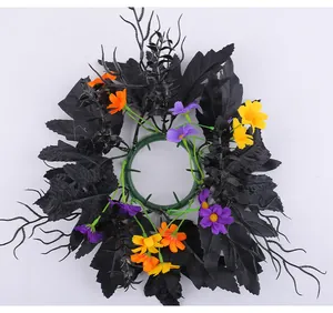 Detailansicht des Halloween-Kerzenkranzes mit schwarzem Laub und bunten Sonnenblumen