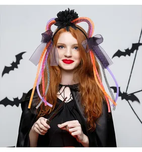 Modella con cerchietto orecchie da gatto Halloween con nappe colorate e fiori neri.