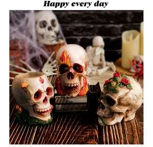 Vue détaillée de trois crânes d'Halloween en résine avec motifs rose, flamme et champignon.