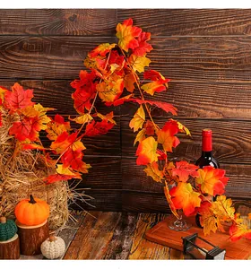 Detailansicht der künstlichen Herbst-Ahornblattgirlande für die Festdekoration