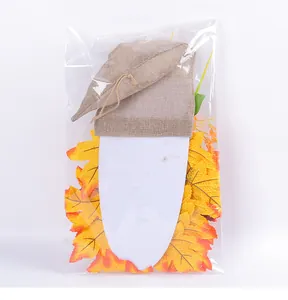 Vue détaillée d'une décoration de chapeau de gnome d'automne avec feuilles d'érable