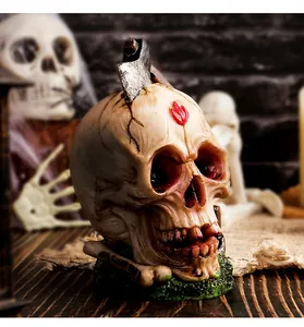 Vue détaillée d'un crâne en résine effrayant avec une hache pour décor de Halloween