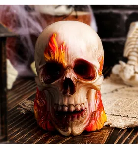 Gros plan d'un crâne d'Halloween en résine avec détails de flammes pour décoration effrayante.