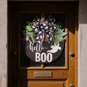 Targa per porta di Halloween in legno con scritta 'hello BOO', fantasma bianco e fiocco nero