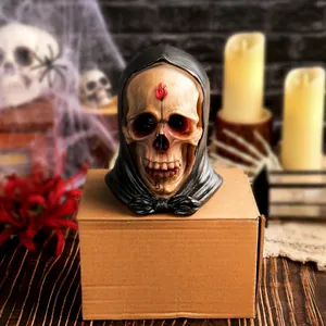 Decorazione di Halloween teschio con cappuccio in resina per casa stregata realistica