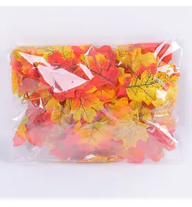 Herbst künstliche Ahornblatt-Girlande in einer transparenten Tüte verpackt.