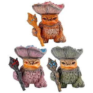 Set aus drei skurrilen Pilz-Goblin-Resinfiguren mit Zauberstäben zur Dekoration.