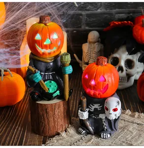 Detailansicht von Halloween-LED-Kürbisrittern mit leuchtenden Köpfen und Harztexturen.