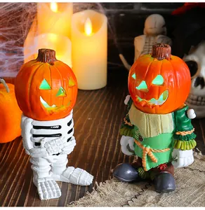 Nahaufnahme von leuchtenden Halloween-Kürbis-Skelett- und Vogelscheuchen-Ornamenten
