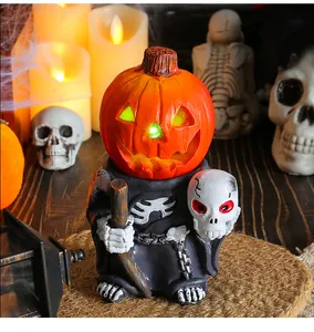 Nahaufnahme einer leuchtenden LED-Kürbis-Ritterfigur für Halloween-Tischdekoration