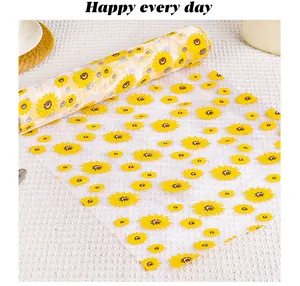 Vue détaillée d'un rouleau de tissu mesh blanc avec imprimés tournesols pour DIY