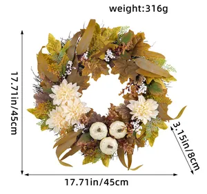 Herbstkranz mit Ahornblättern und weißen Kürbissen, Durchmesser von 45 cm im Detail.