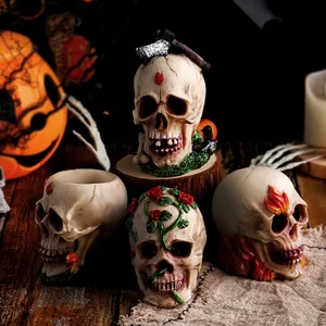 Detaillierte Halloween-Harz-Totenkopf-Dekorationen mit Rosen-, Axt- und Flammen-Designs.