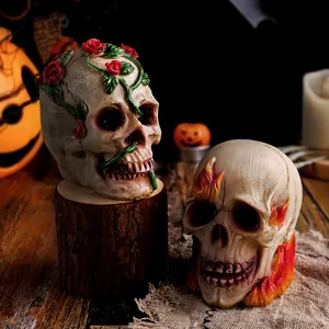 Detaillierte Totenkopf-Figuren aus Harz mit Rosen und Flammen für Halloween-Deko