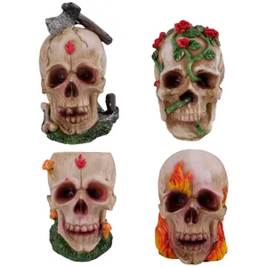 Collection de 4 crânes décoratifs en résine pour Halloween avec roses, haches et flammes.