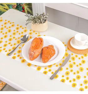 Vue détaillée d'un chemin de table en tulle tournesol avec un motif floral éclatant