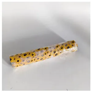 Vue détaillée d'un rouleau de tissu en maille avec imprimé tournesol jaune pour décoration DIY