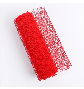 Nahaufnahme der roten Jacquard-Hohlnetzrolle für die DIY-Rosenstrauß-Dekoration