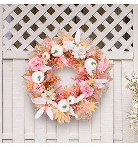 Eleganter rosa-weißer Erntefest-Kranz mit dekorativen Mini-Kürbissen und herbstlichen Blättern.